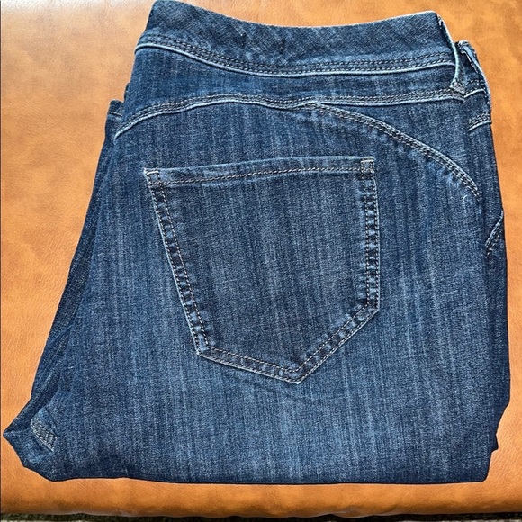 Curves 360 by NYDJ Boost Bermuda Sorts High Rise Size 16 - Picture 3 of 16